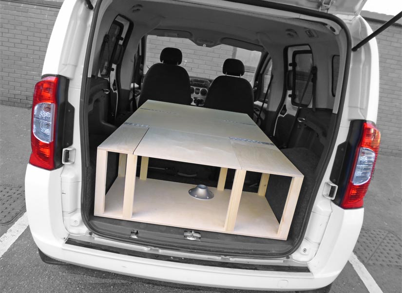 When the bed platform is unfolded inside your Peugeot Bipper, you can easily enter and exit the car through the side doors.