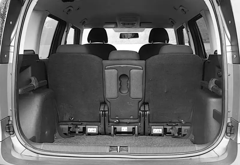 skoda-yeti-low-boot-floor Skoda Yeti without spare wheel kit fitted.